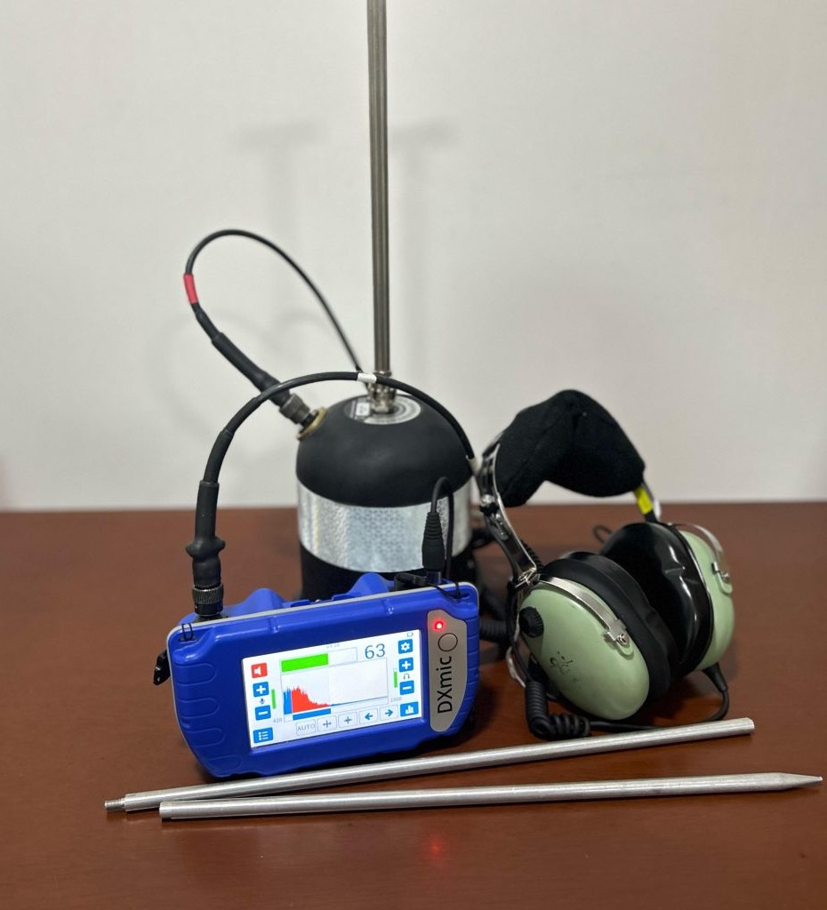 Técnico RIB con Geófono